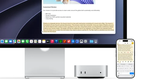 Parte frontal de una Mac mini, ubicada debajo de un monitor Studio Display, hay un iPhone a la derecha del dispositivo y la pantalla, con texto seleccionado y comandos de cortar, copiar, pegar y Autorrelleno en la parte superior que corresponden al texto resaltado en pantalla, que muestra el Portapapeles Universal