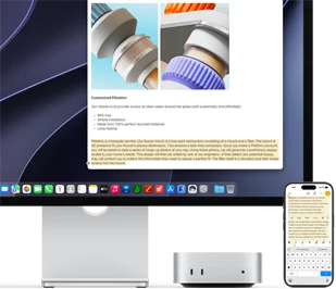 Parte frontal de una Mac mini, ubicada debajo de un monitor Studio Display, hay un iPhone a la derecha del dispositivo y la pantalla, con texto seleccionado y comandos de cortar, copiar, pegar y Autorrelleno en la parte superior que corresponden al texto resaltado en pantalla, que muestra el Portapapeles Universal
