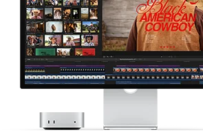 Una Mac mini conectada a un monitor Studio Display, la pantalla muestra el título de una película llamada Black American Cowboy a la derecha, con varias fotos a la izquierda