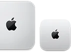 Dos dispositivos Mac mini, parte superior, aluminio color plata, esquinas redondeadas, logo de Apple negro brillante en el centro, el modelo a la izquierda corresponde al último lanzamiento y mide menos de la mitad que el dispositivo a la derecha