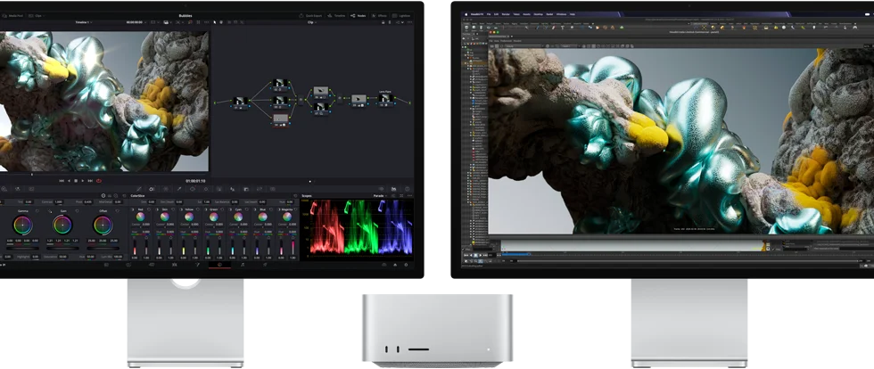 Monitores Studio Display y Studio Display XDR, uno a cada lado de una Mac Studio, que muestran el espacio de trabajo de un artista, con software y herramientas para modelado 3D